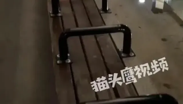 影/不讓你睡！江蘇公園長椅焊鋼管　被批「本末倒置」急拆