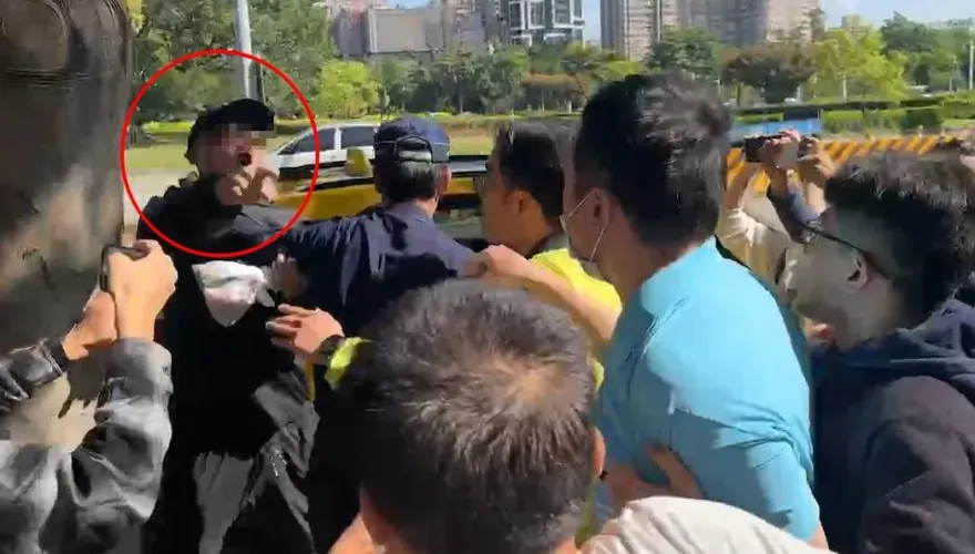 影/5億高中生案同婚夏男遭毆！黑衣哥揮拳狂罵畜生　場面火爆