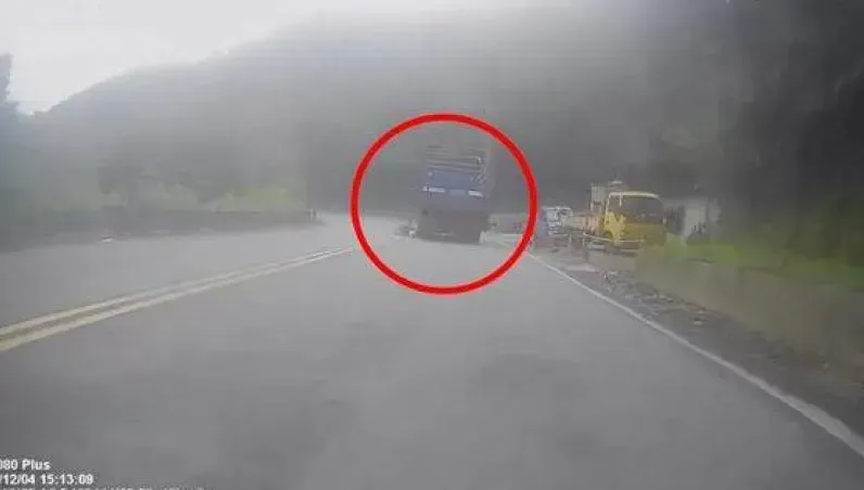 奪命破碎瞬間直擊！北宜公路19歲騎士慘遭大貨車輾死