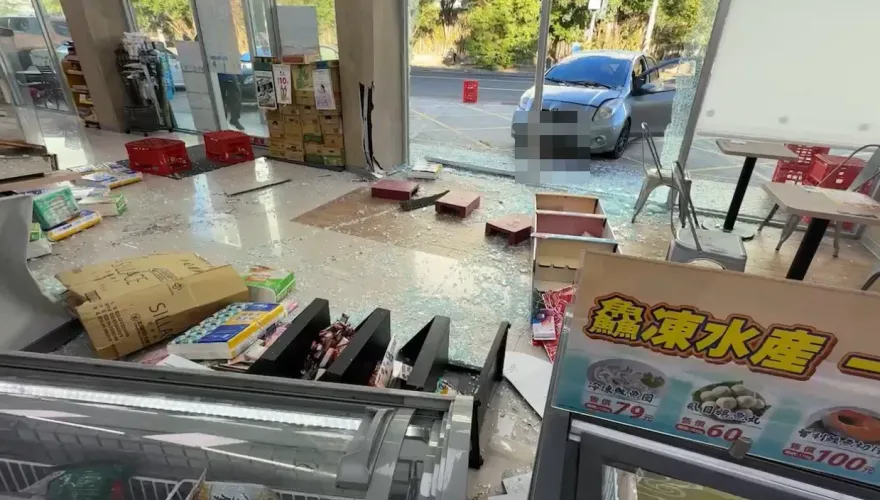 影/三寶撞超商！新竹保山轎車暴衝　玻璃全碎店員嚇歪