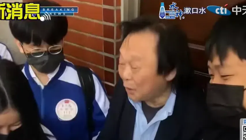 參訪立院遇「恰吉」！高中生包圍王世堅歡呼尖叫加合照