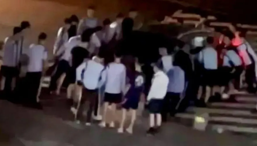 團結力量大！警專大隊長自撞卡石墩　學生合力抬車救援