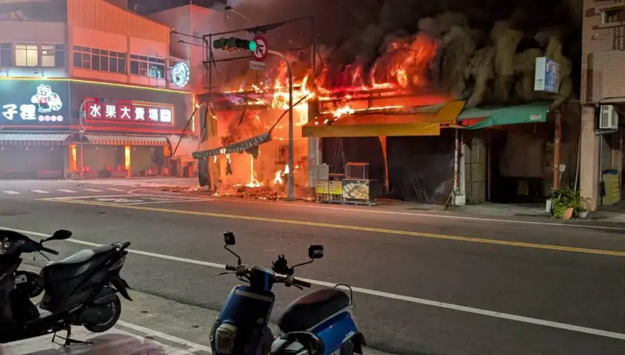 影/高雄美妝店暗夜惡火竄濃煙　建築物「燒到剩骨架」