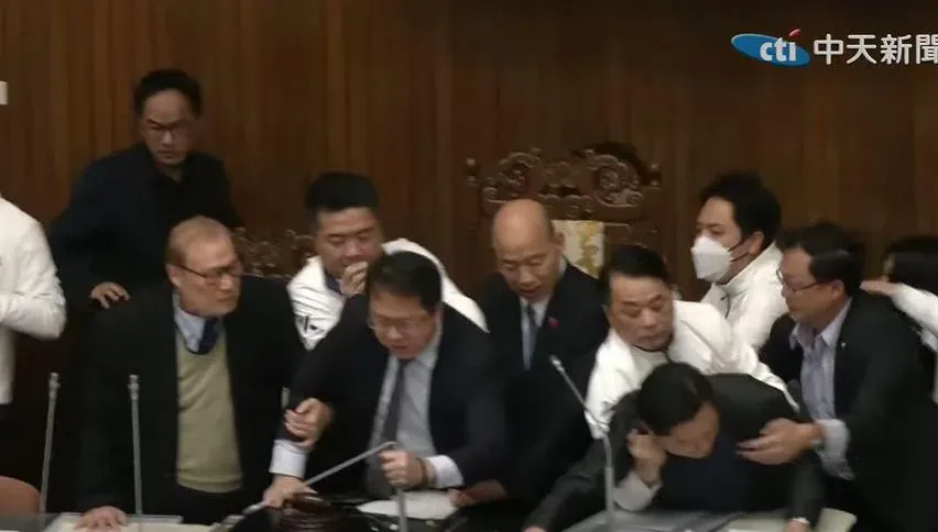 立院爆發肢體衝突！藍委護主席台與綠委嚴重推擠