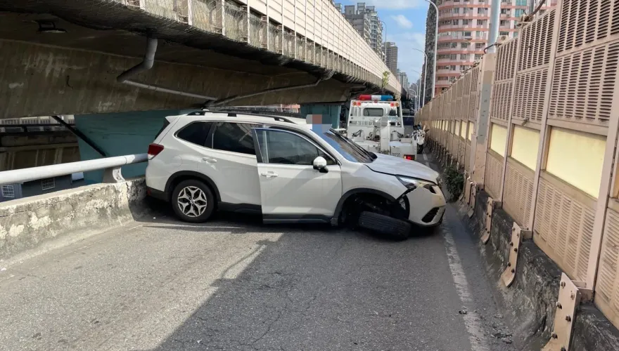 三重中山橋轎車自撞護欄！駕駛左腳傷送醫　匝道一度封閉
