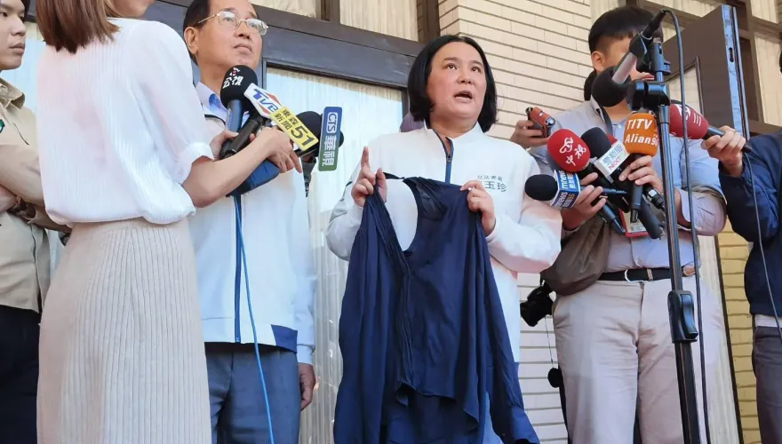 為選罷法開打衣服被撕破！陳玉珍批民進黨：只會拿尖叫雞叫叫叫