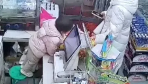 騙人生小孩！爸媽忙卸貨　陸3歲童踩板凳替客人掃碼結帳