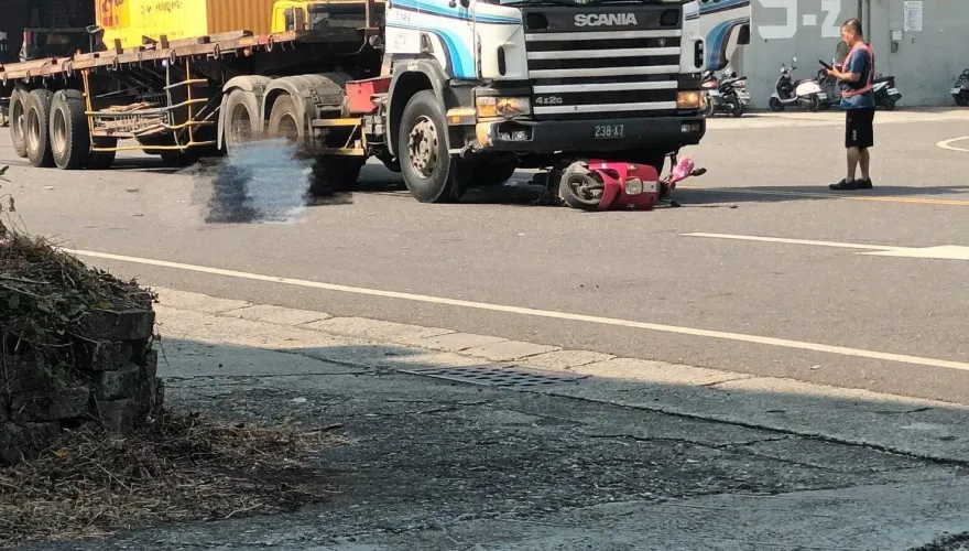 高雄貨櫃車「無煞車撞機車」！騎士碼頭慘遭輾斃