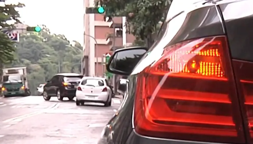 路邊停車怎麼打燈？警局：應先打方向燈　錯誤最高罰3600元