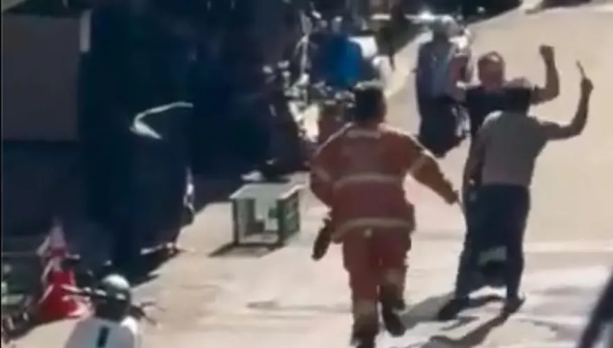 影/驚恐現場！家裡失火男子暴走追砍消防員　警壓制逮人