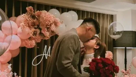 王齊麟求婚陳詩媛成功！「樂天女孩」雅涵、宋宋到場祝福