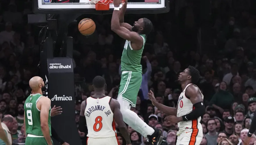 影/凶狠割喉被NBA重罰！　綠衫軍布朗今「被捕捉親民一幕」