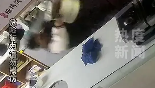 影/慘！陸廚師端熱湯小跑步　不慎滑倒整鍋湯潑滿身哀號
