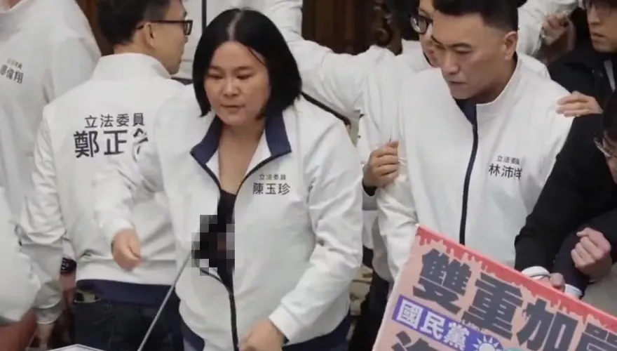 駁「只穿內衣求碰瓷」指控　吳沛憶拒道歉、陳玉珍再喊告！