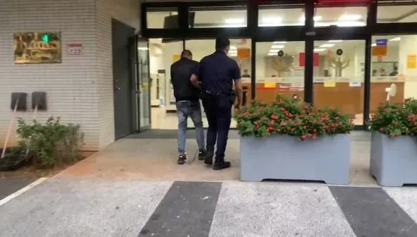 影/又見「喪失煙彈」！毒蟲駕賓士撞分隔島翻轉180度　龜山警持槍壓制