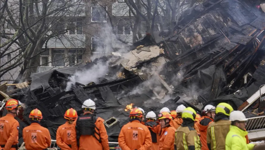荷蘭公寓爆炸引發大火至少4死　警方鎖定1可疑汽車進行調查