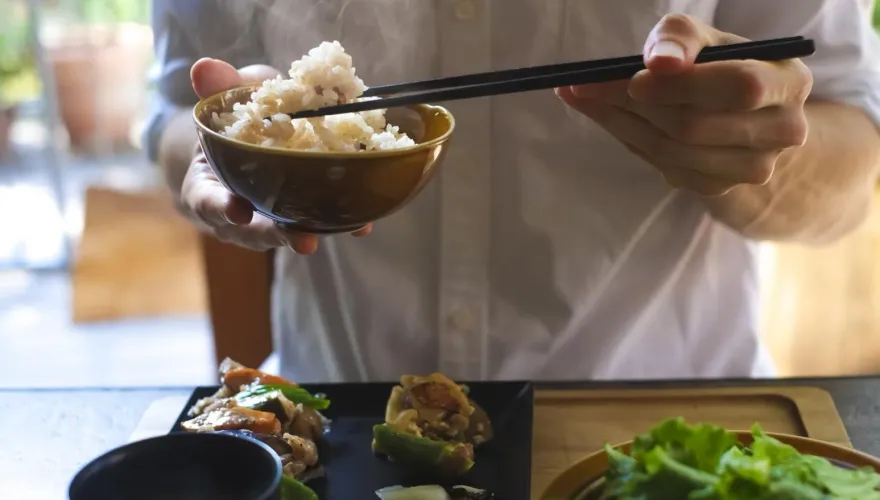 男友吃飯「吧唧嘴」口水聲太噁　妹子崩潰：沒家教！