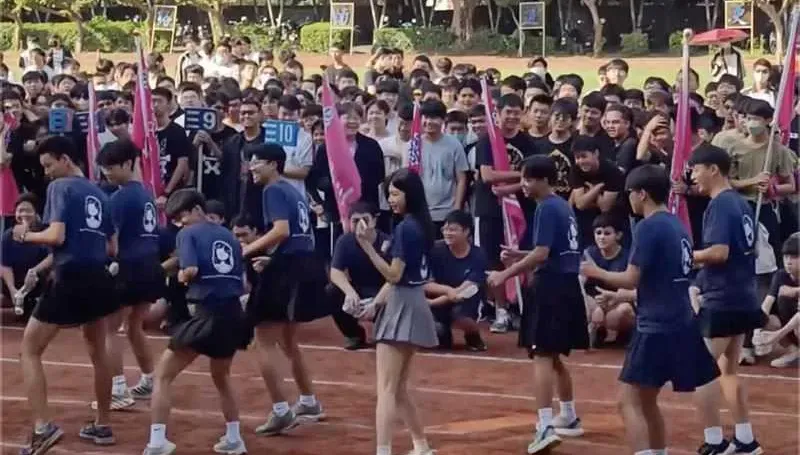 影/老師不想輸！嘉女教官「前空翻」尬嘉中最正女師三振舞