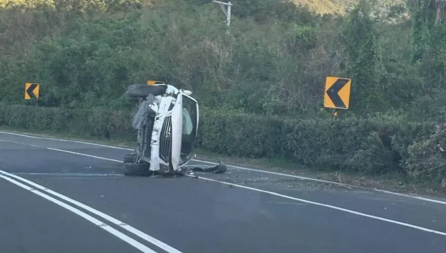 影/屏東驚悚翻車！台26線「TOYOTA整輛摔爛」傷亡不明