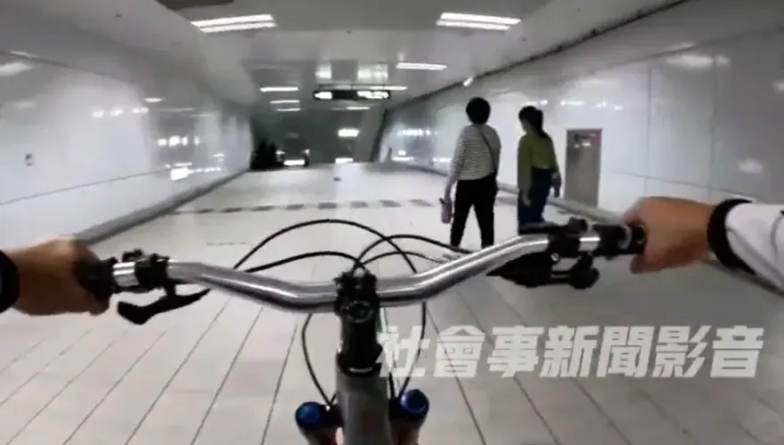 把捷運當跑酷場！2屁孩騎單車亂衝　高捷追查身分要罰