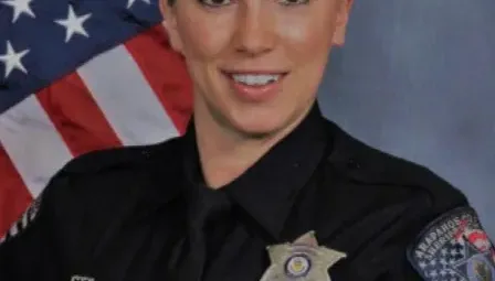 影/美女警官為還債竟做艷星　遭曝後辭公職稱願拍更多
