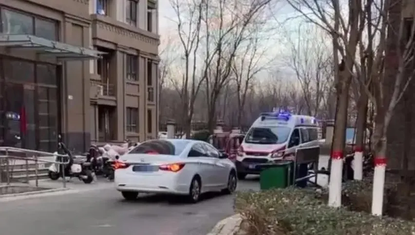 不讓救護車致老人延誤就醫離世　陸車主下場曝…網叫好