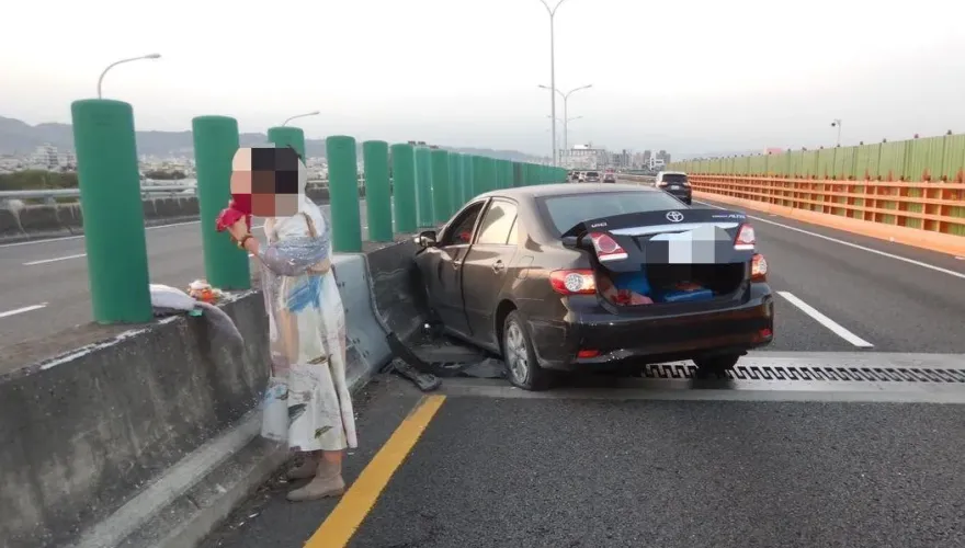 影/台74自撞「白衣女下車」詭異扭身跳舞　再嗑火龍果