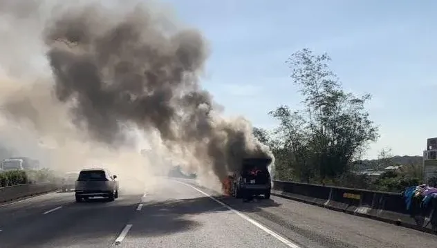 影/國1造橋段休旅車變火球　「2人急逃」濃煙覆蓋全車道