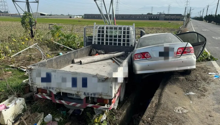 嘉義小貨車、轎車雙雙衝進田！駕駛受困釀1死2傷