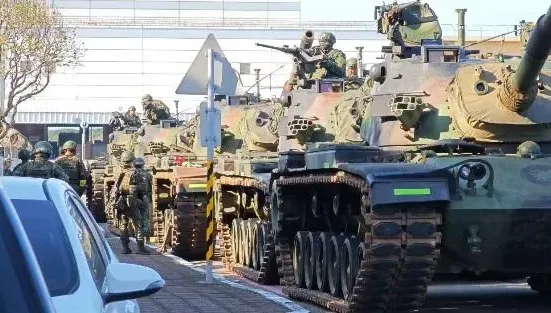 影/超震撼！多輛坦克車出現桃園機場外　軍方回應了