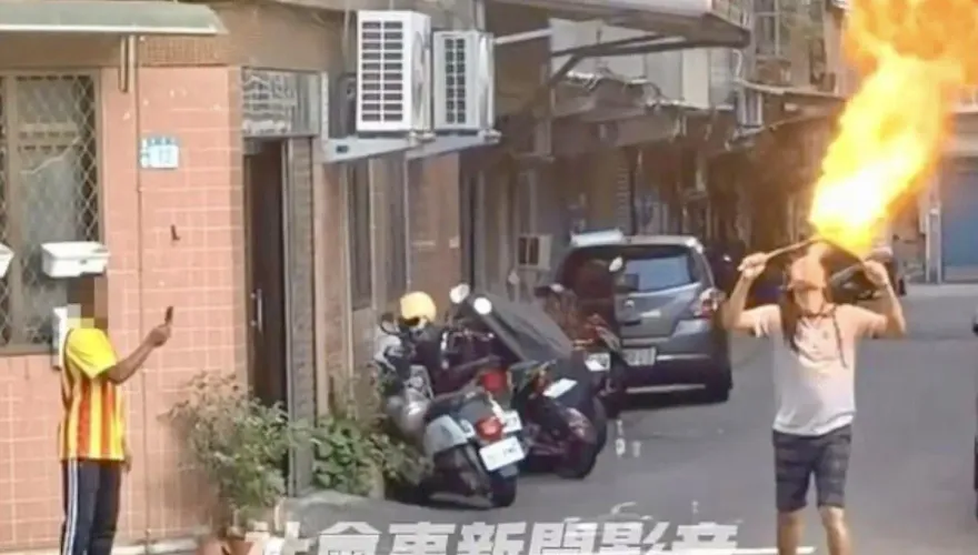 驚！外籍男大街上噴火嚇壞路人　警法辦最高罰1.2萬