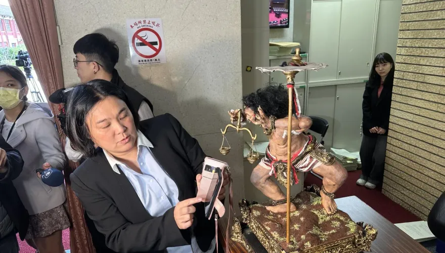 喊話司法院長人選　陳玉珍搬印尼神像：沒有主持正義會被燒成鬼