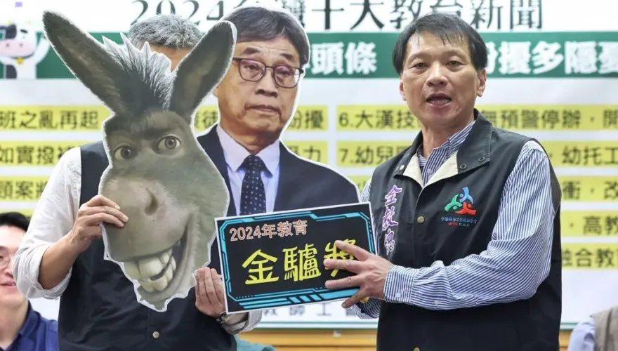 班班有鮮奶之亂！陳駿季獲頒「金驢獎」　農業部糗回得獎感言