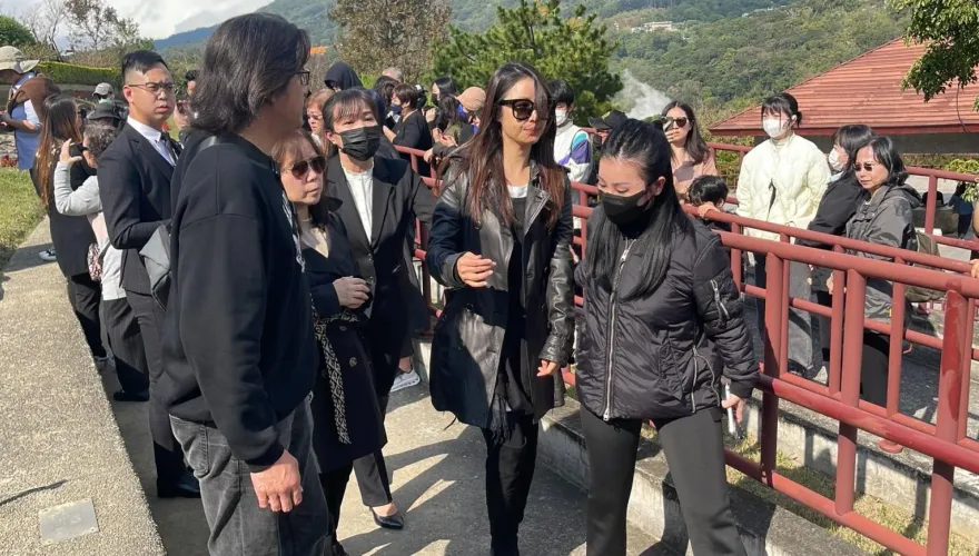 瓊瑤花葬！林心如全程相伴哭腫眼　俞小凡、李翊君低調致意