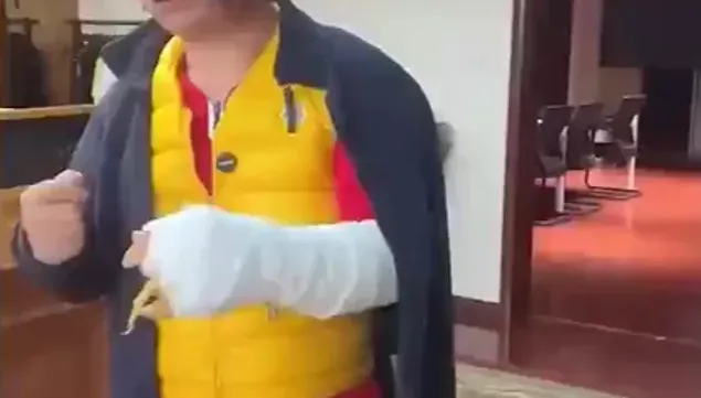 影/戶外露營竟遭炸傷！陸滷味巨頭創始人自曝「毀容」
