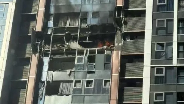影/深圳50層豪宅大樓驚傳爆炸　現場陷火海疑女子墜樓