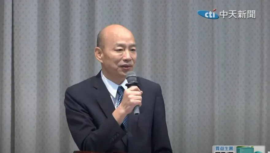 不滿變更議程突闖朝野協商　綠委衝往韓國瑜喊「甲賽」