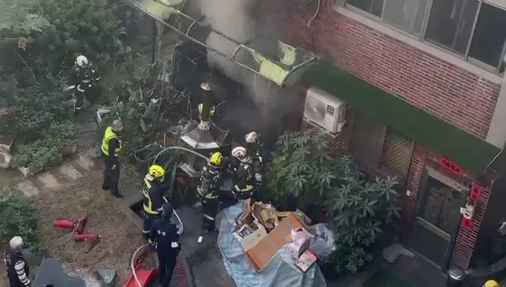 影/台中嚴重火警！5層樓建物「1樓全面燃燒」50歲婦昏迷送醫