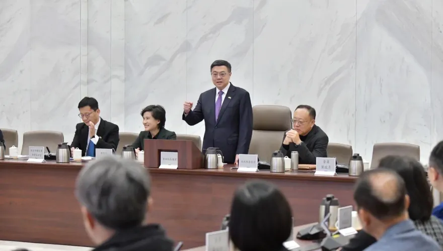 諷刺！昨還跟史哲坐一起　卓榮泰今指示霸凌通報平台保護原則