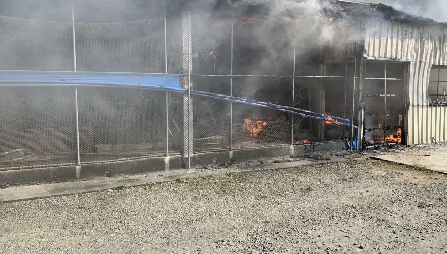 台南養鴨場倉庫惡火狂燒！黑煙竄天　消防搶救中