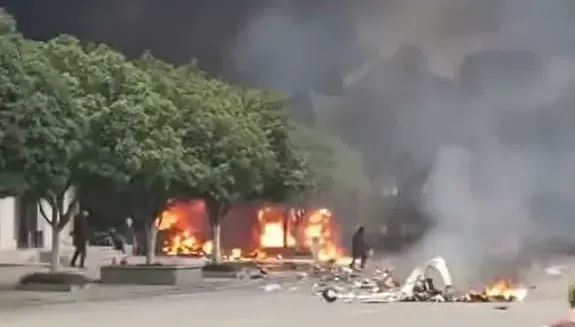 影/瞬間畫面曝！無人機失控墜落湖北市區　爆炸起火釀1傷