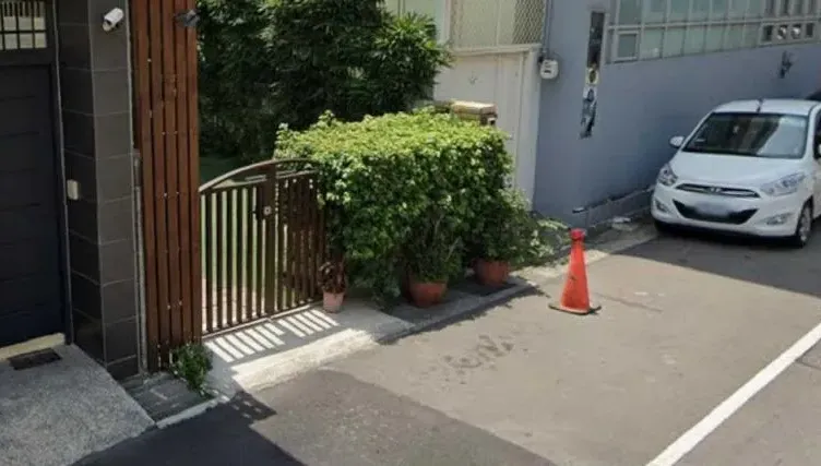 家長頭很痛！白車佔安親班門口3天　細看：市議會停車證