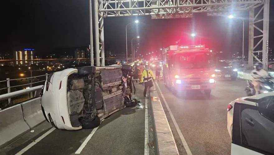 影/翻車瞬間曝！2車成蘆橋高速追逐　失控翻進機車道