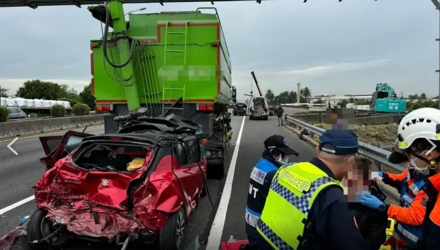 國1南向仁德段3車猛撞　自小客車尾毀爛釀2傷