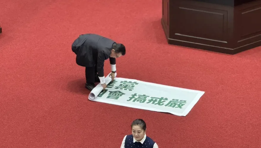 藍綠對決拉布條「民進黨亂國會」　由民眾黨收拾原因曝光