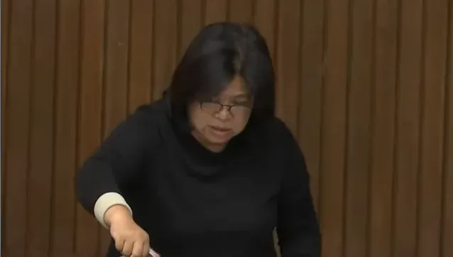 綠委跟麥克風有仇？王美惠「檢查過猛」弄壞韓國瑜的Mic