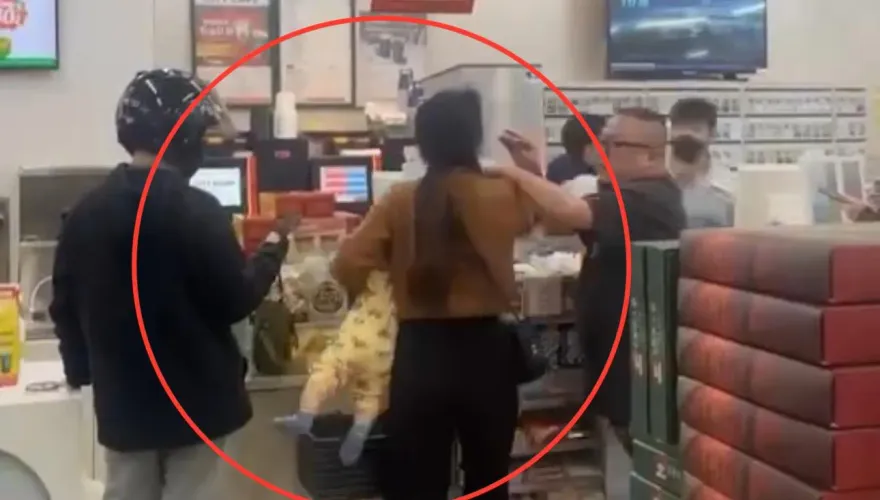 超危險！醉女超商暴走狂嗆店員　單手抱嬰「雙腿懸空」