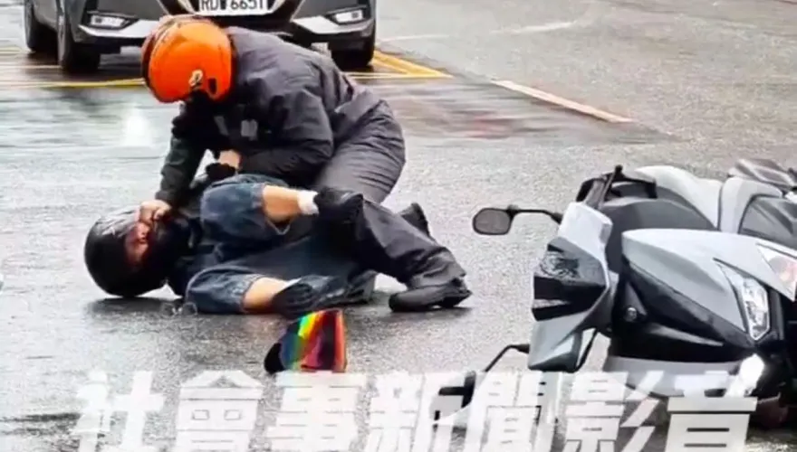 影/壓在地上打！淡水2機車騎士行車糾紛　街頭對決互控傷害