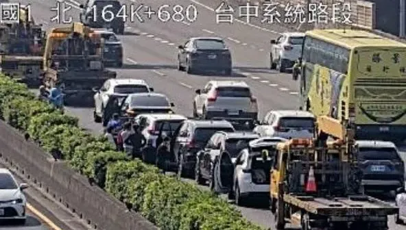 國1中部段又見車禍！　台中系統「6車連環撞」佔據內側車道