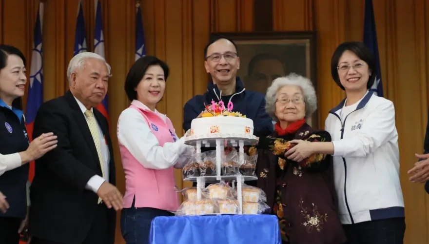 黨齡70年老奶奶現身參加130年黨慶！翁曉玲感動大喊：令人佩服
